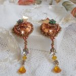 BO Souffle d'Automne chic brodées avec des perles rondes en Cristal de Swarovski, deux cabochons en verre des années 1960, roses en résine, rocailles et paillettes. Montés sur crochets en Laiton